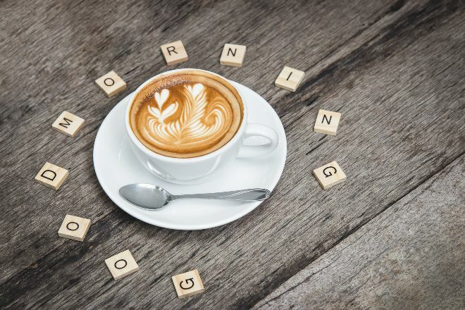ting at lave om morgenen - latte art omgivet af scrabble bogstaver