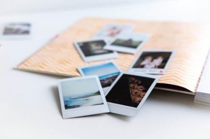 polaroid billeder på en scrapbog