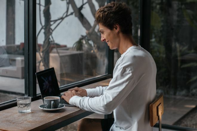 ideja za online spoj - muškarac gleda u prijenosno računalo