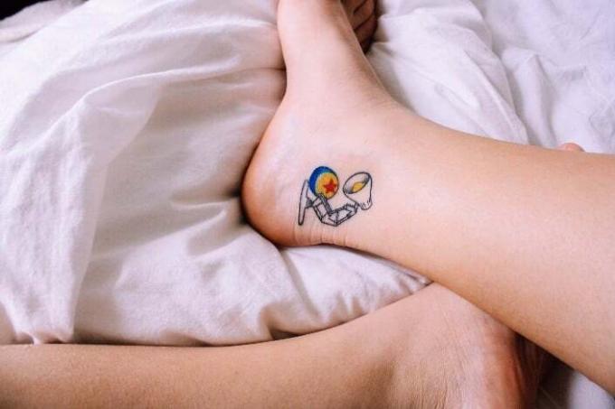 симпатичная татуировка на ноге