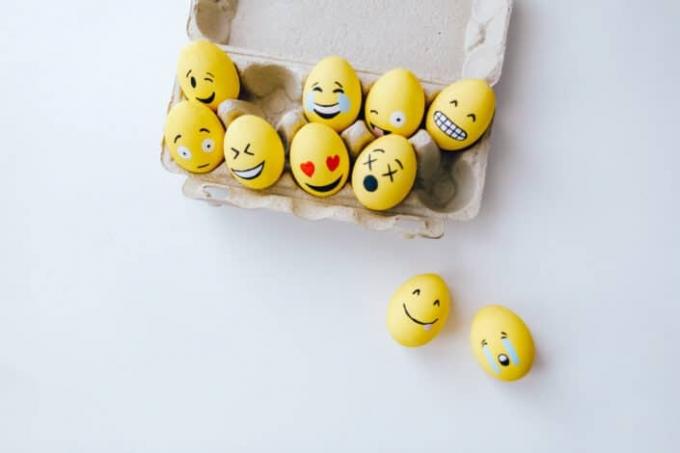 Ant kiaušinių nupiešti įvairūs jaustukai