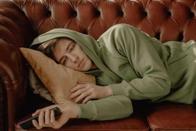 Ένας τύπος ξαπλωμένος σε έναν καναπέ