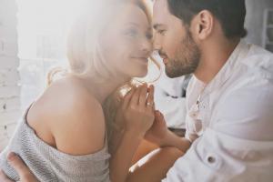Hot måter å få mannen din til å elske deg enda mer