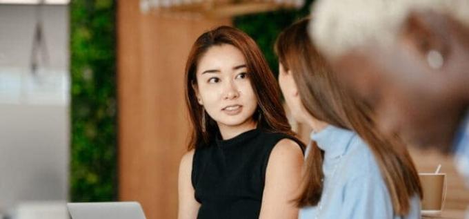 Donna asiatica che discute piano aziendale