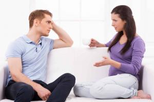 Hvordan la kjæresten din vite at du trenger mer oppmerksomhet (11 virkelige måter)