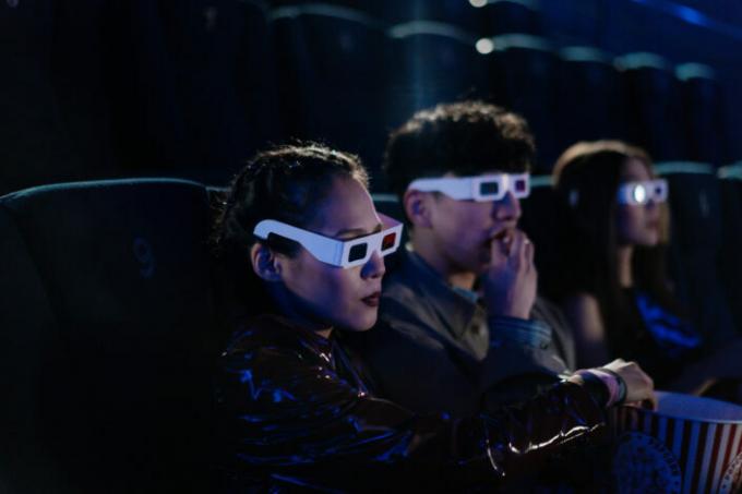 Žena nosi 3D naočale sa svojim prijateljima