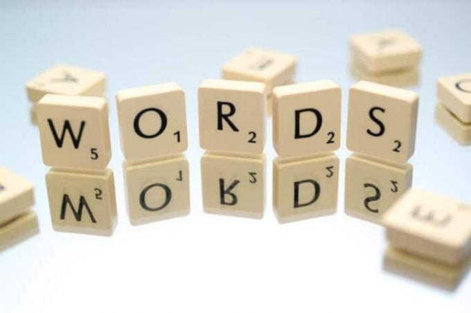 Scrabble raidės, išdėstytos taip, kad būtų rašomi ŽODŽIAI.