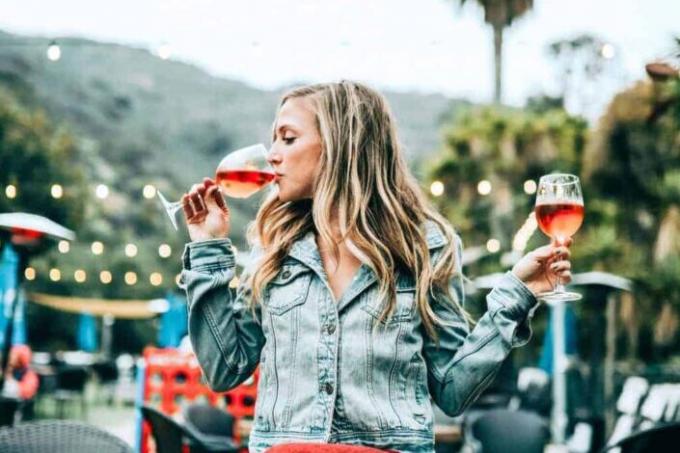 Mujer bebiendo vino al aire libre
